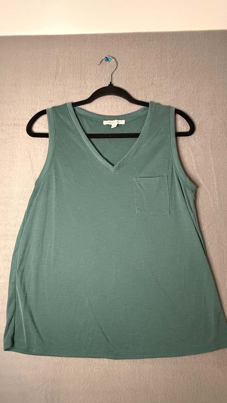 Green Envelope Los Angeles Womens Green V-Neck Pocket Tank